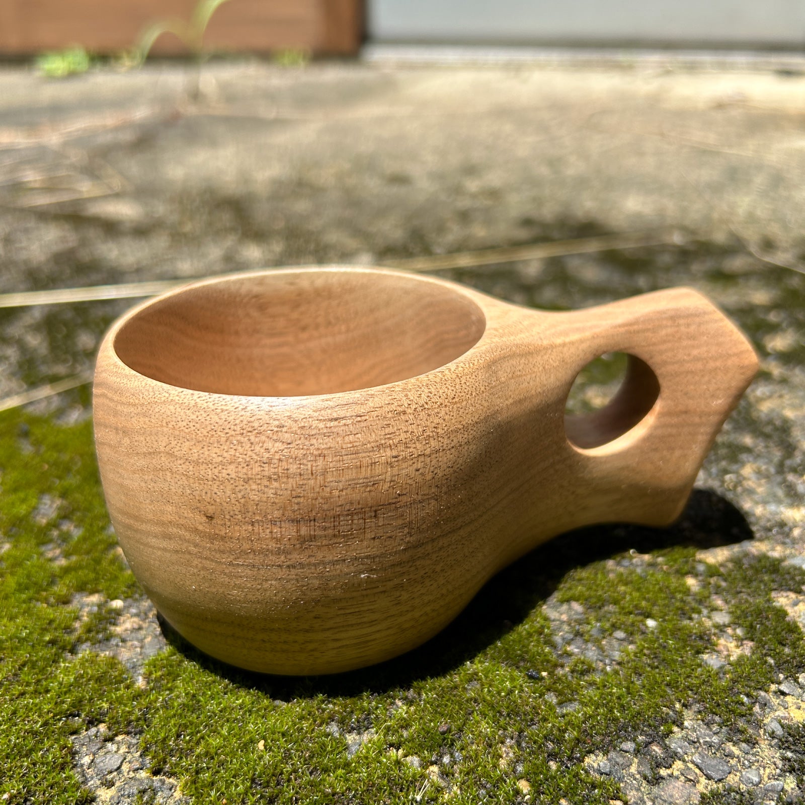 ククサ（KUKSA)  飛騨の森のブナの木【手彫り】 Amazon.co.jp: Newie ククサ 木製マグカップ 日本製 飛騨産 ブナ