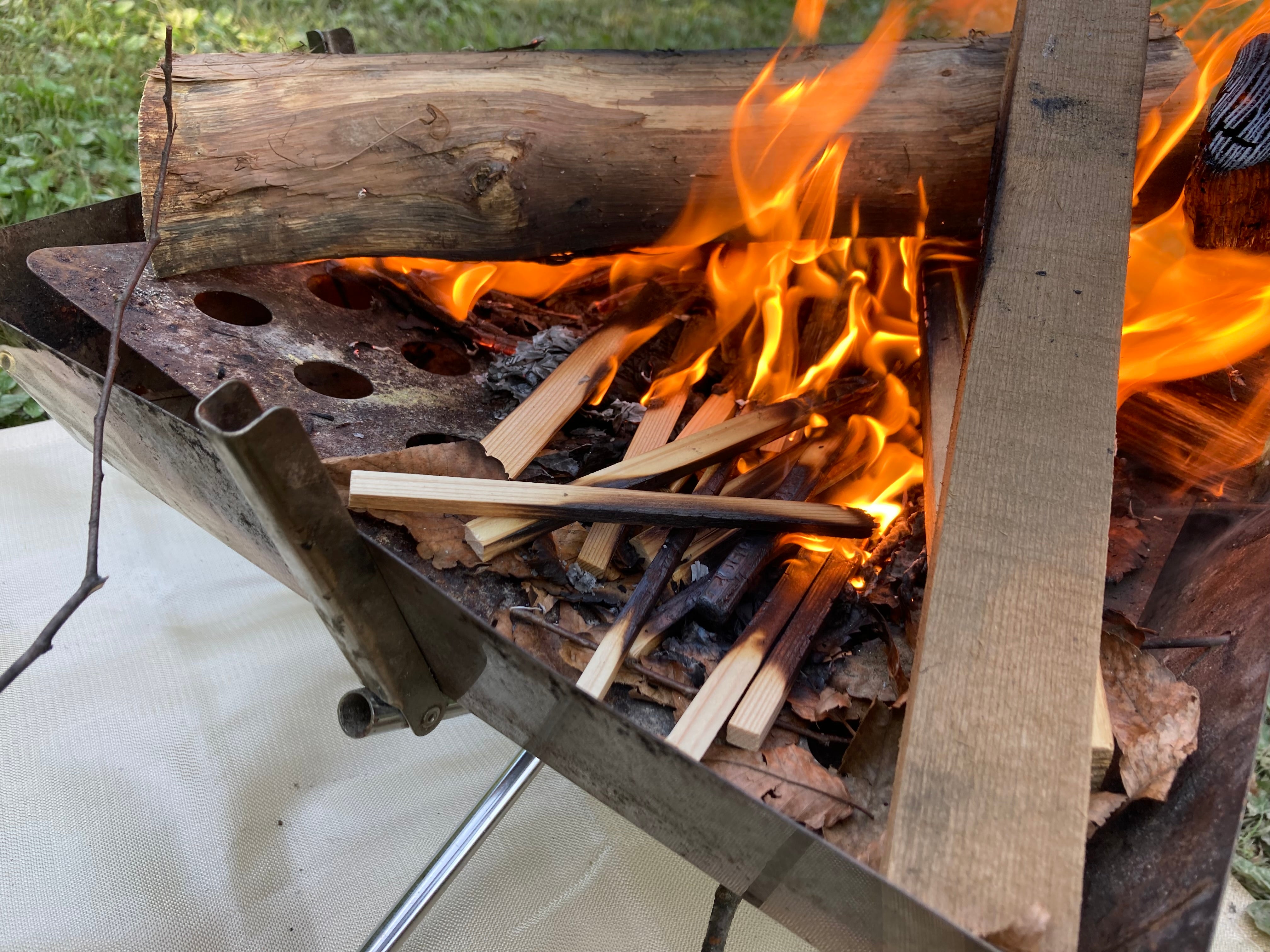 焚き付け用薪(杉) 薪（杉）焚き付け用 山形県産 10kg超 一箱 薪ストーブ・焚き火・BBQに